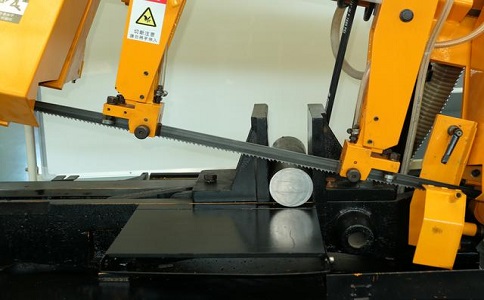 为什么说对切割精度要求不高的可以选择半自动通川立式带锯床？